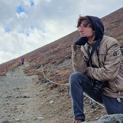 NaarijT's profile picture. Guitar, VR & Science, Coding, (E)Sports, Gaming | Media informatics @uni_regensburg | #LaFamilia - 20.06.2035 💙 | 🌍💚 | he/him