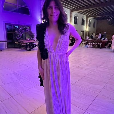 Quería desnudarte con la mirada, pero mis ojos no han aprendido a hacerlo.