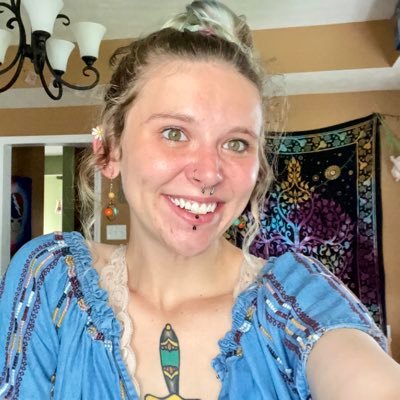 Midwest momma❤️ // green thumb, green livin & green witch💚 // pansexual🏳️🌈
