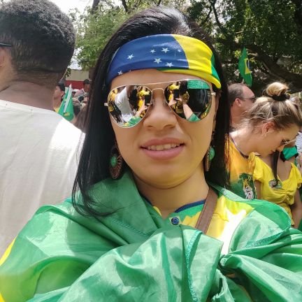 Liliapaula85's profile picture. "Que eu siga todos os dias como girassol. De costas pro escuro e de frente pra luz".