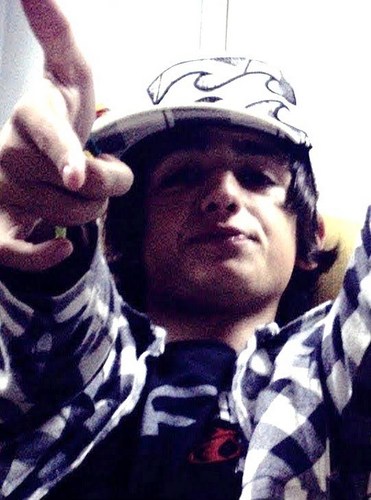 Apresento o verdadeiro X.X.T. Playsson Raiz ! Estilo incomparável posso até te conduzir; não sou esses moleques que precisam da mãe pra sair ! (=