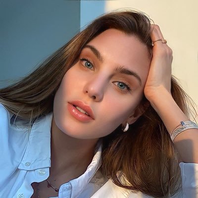 «Se llama Valentina y tiene historia, aunque más que historia sea un poema» ✧˚. #・✷ model and businesswoman. lover of reading and painting. moon in libra ☽.