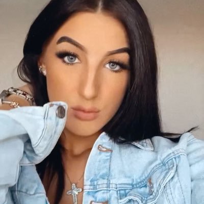 juliaawes's profile picture. 22 | London - Nottingham