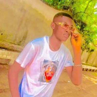 un joueur footballeur congolais 🇨🇩🇨🇩🇨🇩
le future nous réserve encore plus le chemin est trop long y'a pleine des choses à faire pour devenir vainqueur