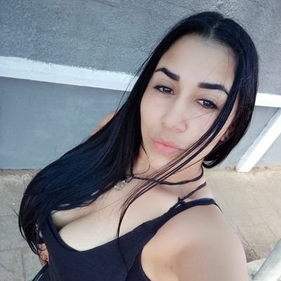 amo el dulce, amo la luna 🌙y todo lo que en el cielo hay, adoro los gatos 🐱y sonrío aunque este triste.😊