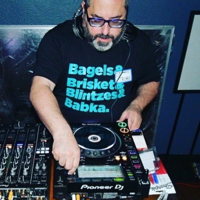 https://t.co/4j2KCjIXmz House Music DJ/Producer w/ 2 Gold Records and 27 #1 Billboard charting remixes. DJ at Mix93FM. Recently moved to Canada 🇨🇦🇺🇸
