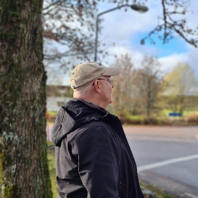 Av speciell orsak lutar jag åt höger.
Övrigt biografiskt skryt tas via pm.