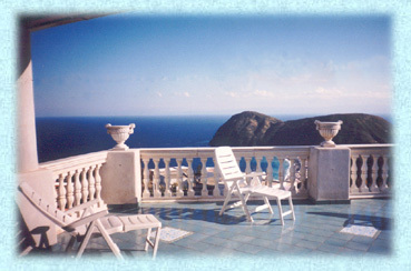 La Holiday Housing si occupa di locazioni stagionali e compravendite di case/appartamenti e ville di privati nelle Isole Eolie