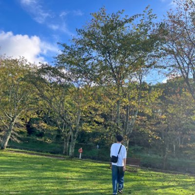 Leaf and the girl というバンドでベースと歌をやっている @leaf_girl_uu