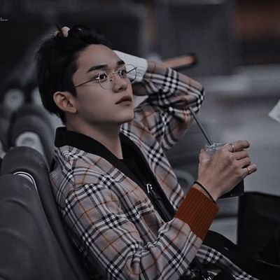 #⃝UNREAL - 99 ┊ 바보 같은 성격에 갇힌 잘 생긴 남자. 이미 여자가 그의 비현실적인 매력에 비명을 지르도록, Yukhei dè Wong.
