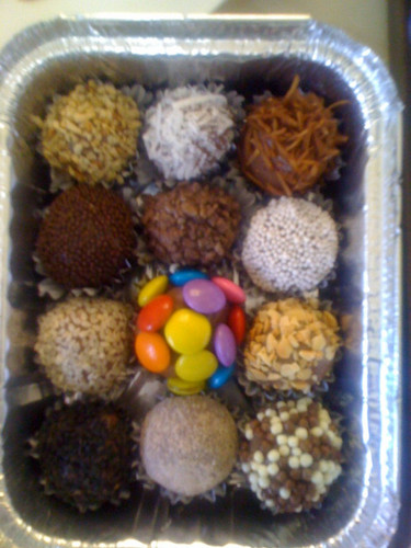 DiPrima Brigadeiros Goumert-Deliciosos brigadeiros fornecidos em marmitinhas decoradas, caixa p/presente ou em maior quantidade p/fazer a diferença na sua festa
