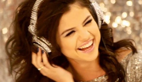 Amooo muito a Selena gomez... E curto muito tambem o som do Bon Jovi Minha banda favorita desde entao!♥