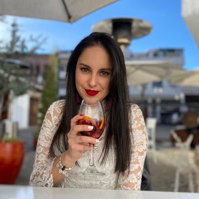 Comunicadora por naturaleza y profesión / Mst en Neuromarketing / Hago Branding - Creación de producto / Los atardeceres y los libros son mi pasión.