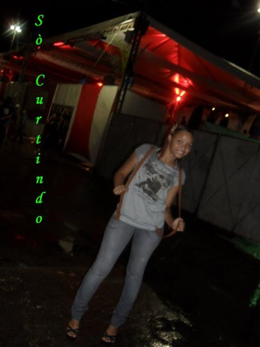 sou uma pessoa que gosta muito de interagir com todos,sou divertida,sou amiga,gosto muito de fazer de fazer amigos e mutito mais....