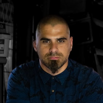 Raffco_edc's profile picture. Enable 🖤 mode…. This is my EveryDayCarry 🇦🇺🏴‍☠️⚔️🖤 🦁🪙 @gladius_files - learn more visit ⬇️