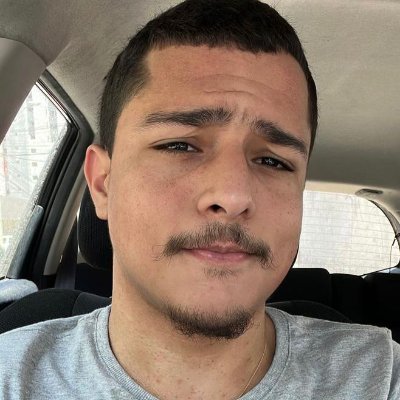 MatheusFreitass's profile picture. 27 anos, alcoólatra, desempregada, bissexual as vezes, sem filhos, morto por dentro e viciado em nuggets Sadia e skol beats.