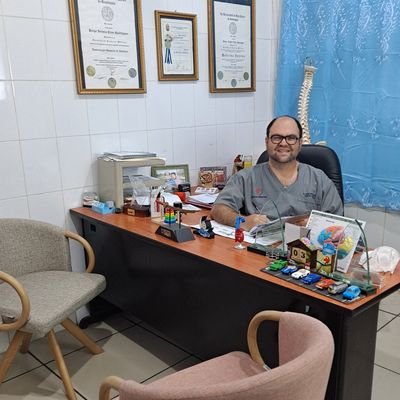 Especialista en Medicina Interna y Neurología  
Dolor Neuropatico Localizado.