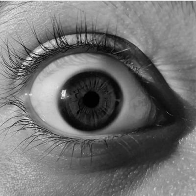 zzoli_cris's profile picture. 