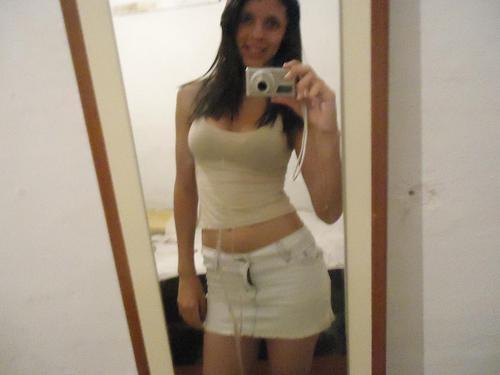 nunca   feixe  os  olhos para  o  mundo  pois  há  alguém  no  mundo  que  espera  pelo  brilho  do  seu  olhar
