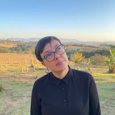 🏳️🌈 escritora 🏳️🌈 writer Doutora em Teoria da Literatura / PhD in Literary Theory Narrando a própria vida, quem não se atrapalha às vezes?