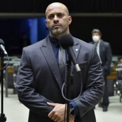 Policial militar, Conservador, bacharelando em Direito, Deputado Federal pelo estado do Rio de Janeiro.
NON DUCOR DUCO.