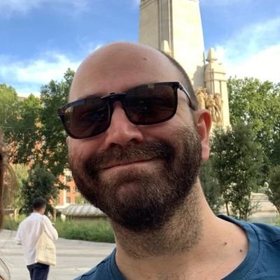 Javier Ignacio Alarcón, escribe y lee demasiado. A veces toca guitarra y bajo para despejar...
Colabora en @ContrapuntoUAH