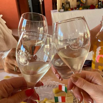 Prosecco tasting parties - everyone should have one! Share the #fizz! #prosecco I #henparties I #events I #brandlaunch I Please retweet 🌍https://t.co/GuBYBxhcwL