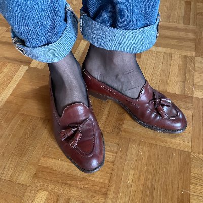 I'm a suited guy who loves sheersocks (Calcetines Ejecutivos) and mostly loafers (Tassels, Pennyloafers)