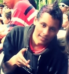 eu sou sarcástico, irônico, observador,, ñ puxo saco de ninguém, tenho a mente forte e estou pouco me lixando sobre o que pensam de mim. :)