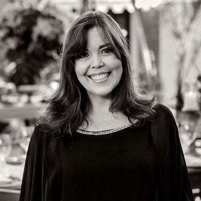 Formada em Comunicação Social com MBA em Gestão e Marketing,prêmio Top of the Table pela M.D.R.T., trabalha com eventos e é a autora do livro Elegância na Festa