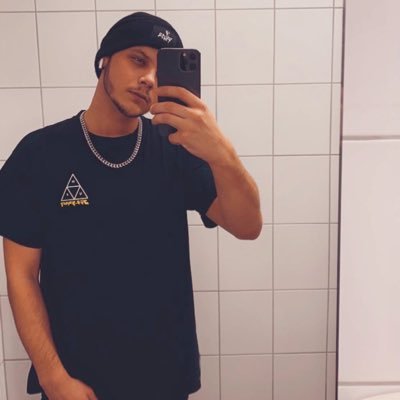 DesiiReSZN's profile picture. 