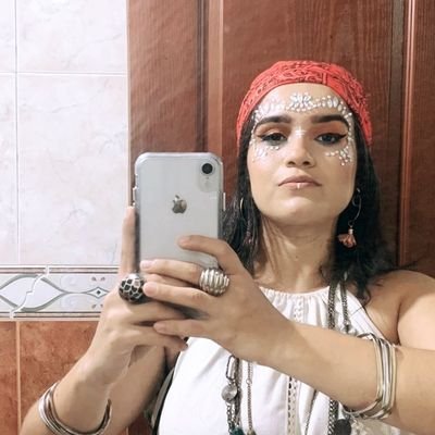 AndreaChomsky's profile picture. De todo un poco.
Punto y/o coma.