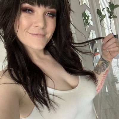 ivanka_white's profile picture. Hello am single with no kids 👧 am seeking for a long term relationship if you’re interested hit me up