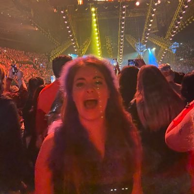 lindseyrodd's profile picture. all my fish are dead 🎏