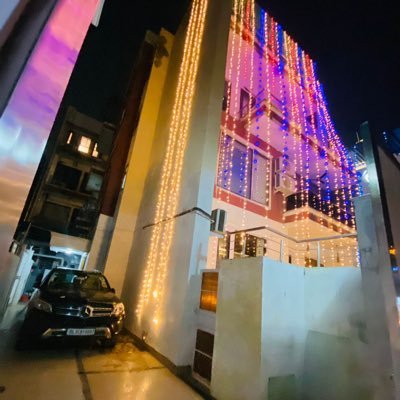 2 floors of 500 sq yard property in South Delhi for rent, short stays & one night stays.Having options 8BHK/4BHK/3BHK/Terrace. Starts at 8k per day