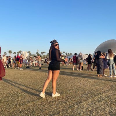 cecysnothere's profile picture. If Taylor Swift can live alone in New York, I can do anything!