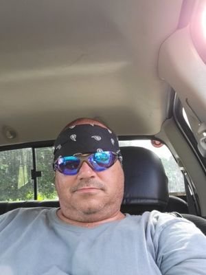jus a normal guy that loves sex. I love naked bodies.