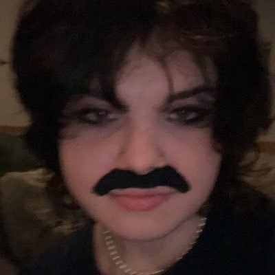 lilpiss_'s profile picture. fuck therapy, give me head (they/them/theirs)