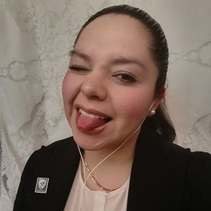 Lic.en Derecho, me encantan las fiestas, la música y adoro leer.