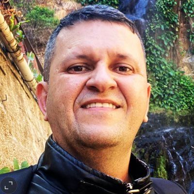 1º Sargento da Polícia Militar, Bacharel em Direito, Especialista em Segurança Pública, Armamentista e Conservador.