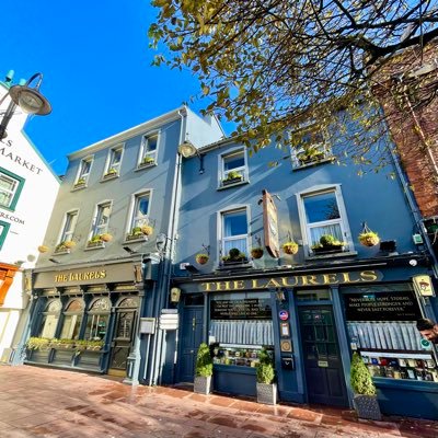 The Laurels is a wonderful traditional Killarney pub which has been run by the O’Leary family for almost a century. And little has changed in that time.