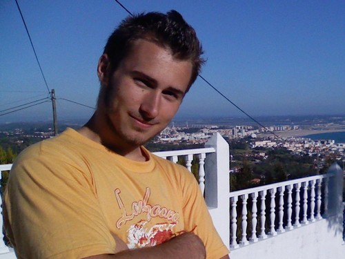 Joguei Doom, Quake e todos os jogos relevantes até à actualidade. Programei com HTML, JS, CSS, PHP, Java, C, Lisp, Prolog, Regex, Basic, Assembler... Um geek =)