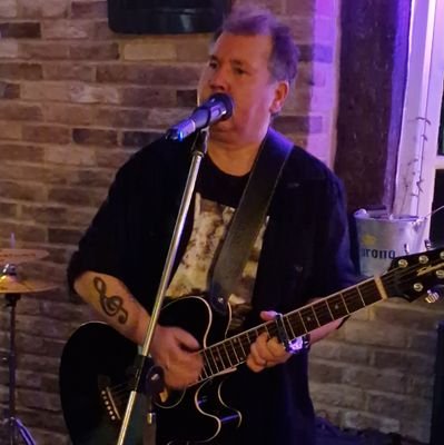 Singer songwriter based in Bedford
Playing at various open mic nights ,and gigs at various venues in Milton Keynes,Bedfordshire and Northamptonshire area