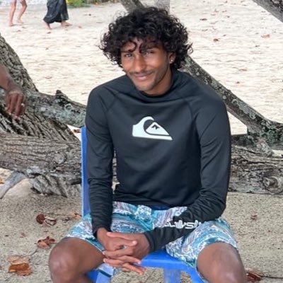 man likes football, boating n fishing, good music and that yea. ex- political science student cause mans got that degree now yea flexin a bit now 🇲🇻🇵🇸