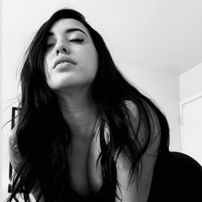 lalainett's profile picture. Amat victoria curam.