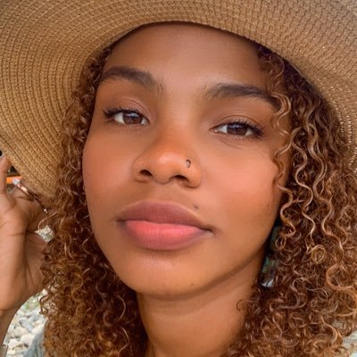 Helenavalenxia's profile picture. Nativa de Mar 🌊 y de Río 🏞   amante de las orillas, y la selva… Hija de la Luna 🌑