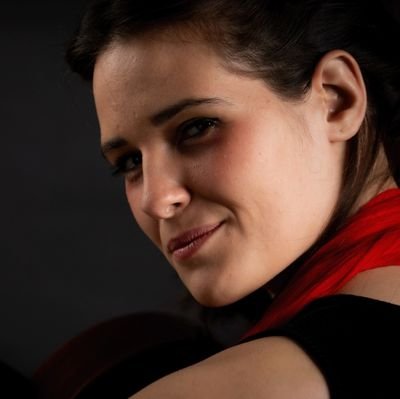 Guitarrista de tango. Prof. de guitarra (egresada EMPA).
Integro Marisa Vázquez y La Conurbana. Acompaño cantantes.