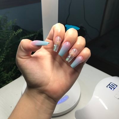 nails tech         salon based