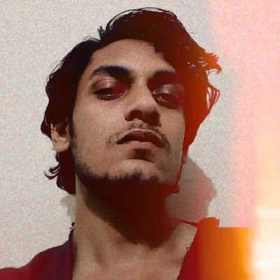 I walk through the space like a ghost,
I'm just a man with no enemies nor foe,
nobody knows me, I'm so cold,
I walk down this road all alone...