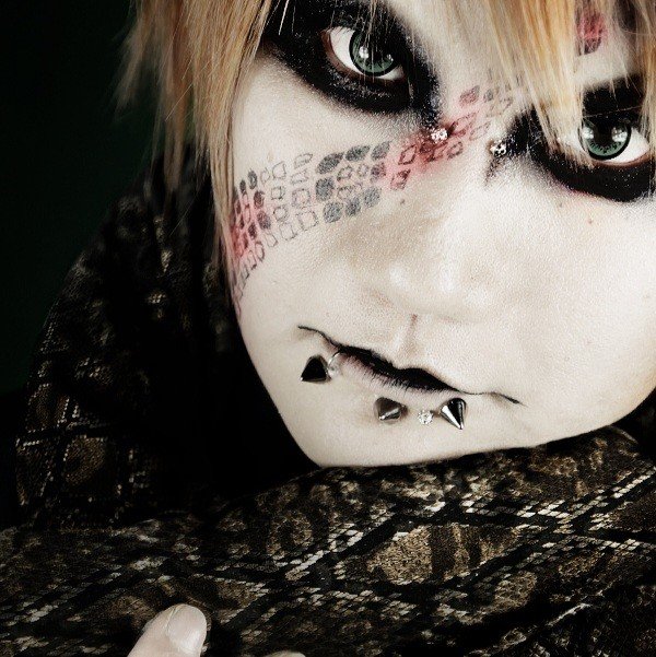 お化粧おじさんが好き。hide(X)、LUNA SEA、DEGのモンペ。この度西のテーマパークのとあるお兄さんの深みにハマり、めでたく海溝と化す。
好きなものに対してすぐモンペ化。
おはようからおやすみ、おやすみからおはようまで残念な思考が止まらない。
20↑とかいう次元のお話はとうに過ぎたおばちゃん_(:3 」∠)_